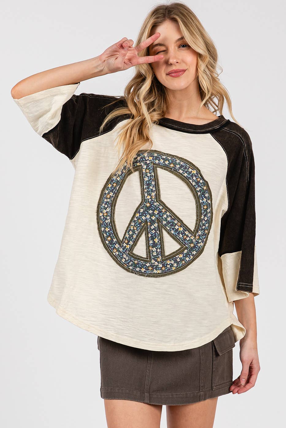 PEACE SIGN PATCH MINERAL WASH TOP