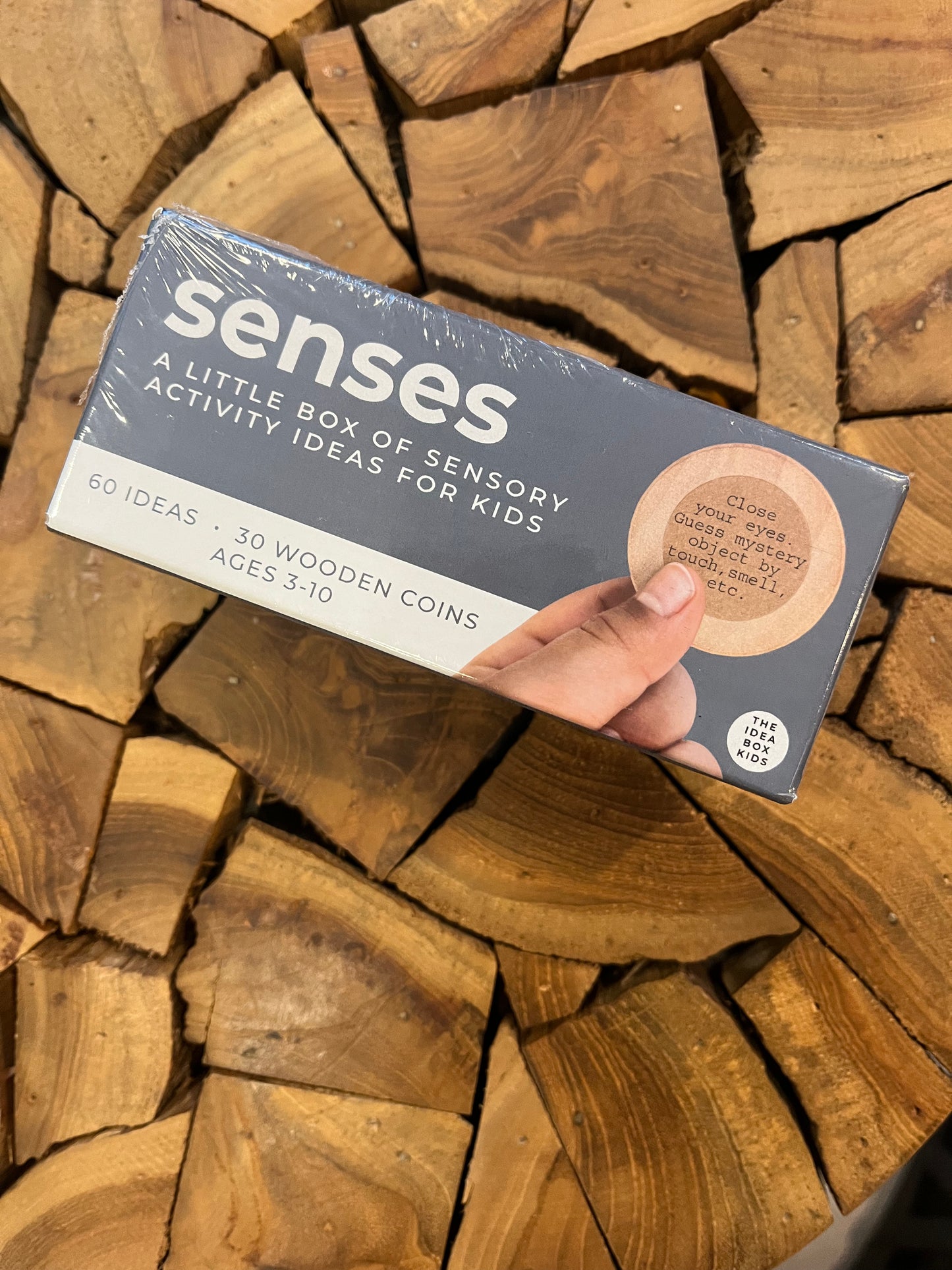 A little box of 30 wooden coins, 60 ideas