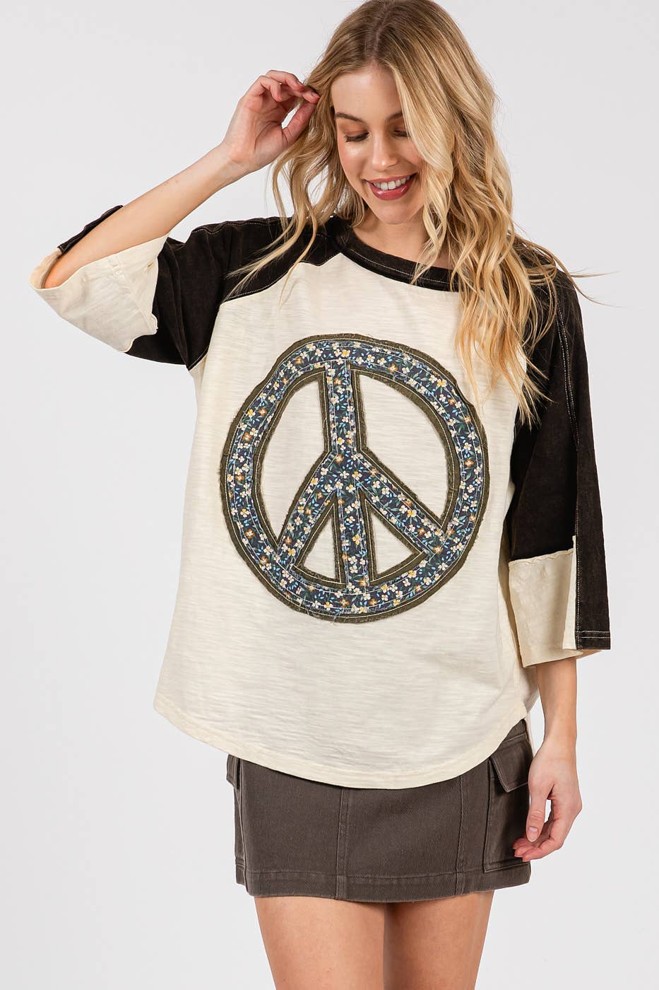 PEACE SIGN PATCH MINERAL WASH TOP