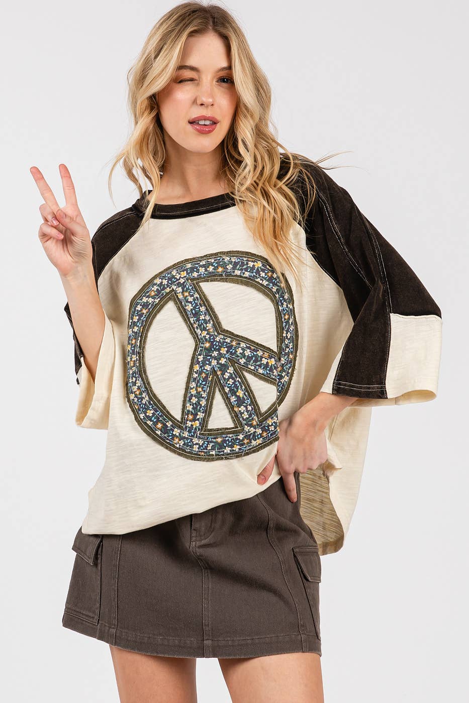 PEACE SIGN PATCH MINERAL WASH TOP