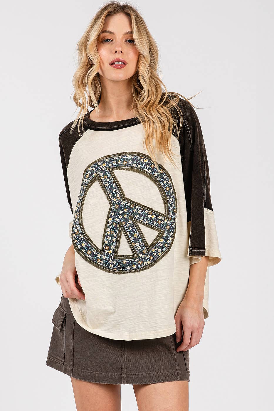 PEACE SIGN PATCH MINERAL WASH TOP